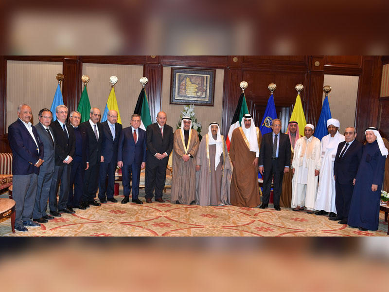 الأمير متوسطاً رئيس وأعضاء مجلس العلاقات العربية والدولية أمس