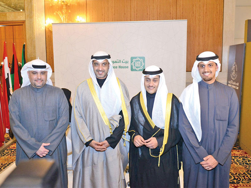 ممثل سمو الأمير متوسطاً مسؤولي «بيتك» والنادي العلمي