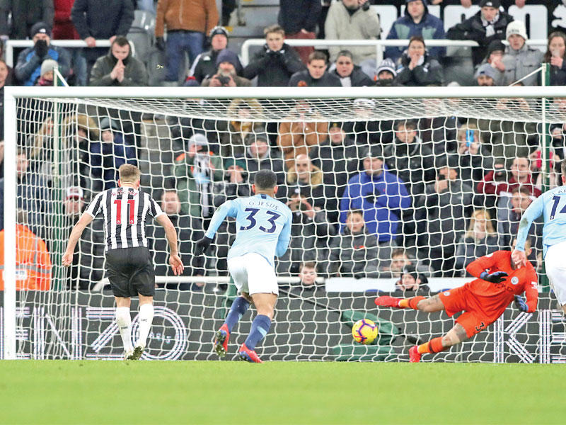 ريتشي لاعب نيوكاسل يحرز هدفا في مرمى مانشستر سيتي