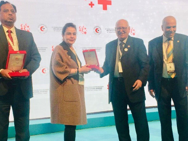 الامين العام في جمعيه الهلال الاحمر الكويتي مها البرجس تستلم درع التكريم