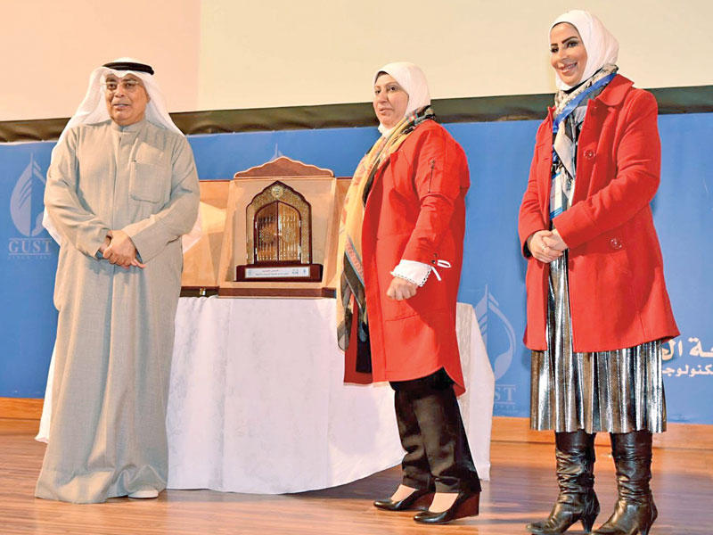  جانب من تكريم ممثل راعي الملتقى فيصل مقصيد