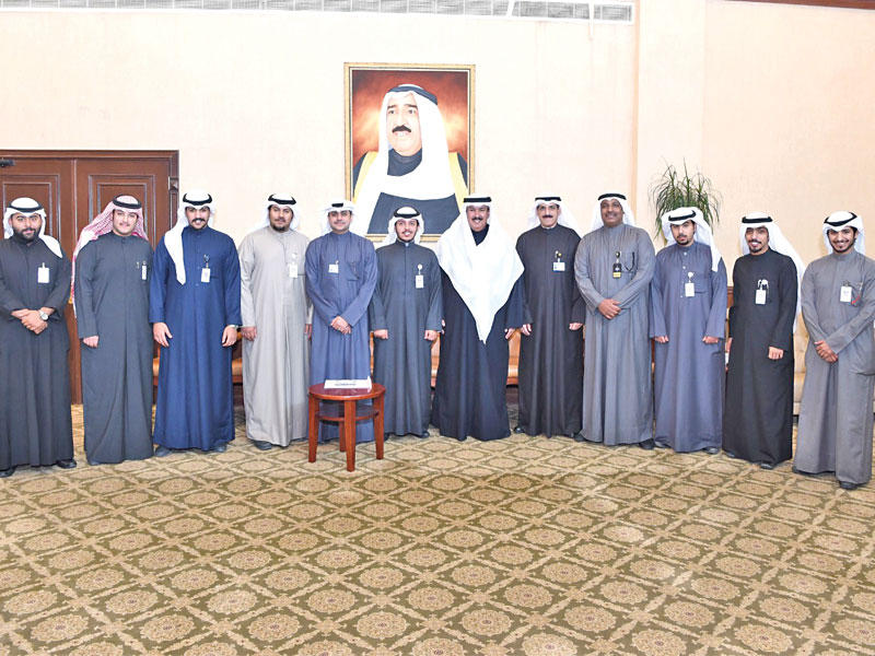 المضف متوسطاً وفد الاتحاد