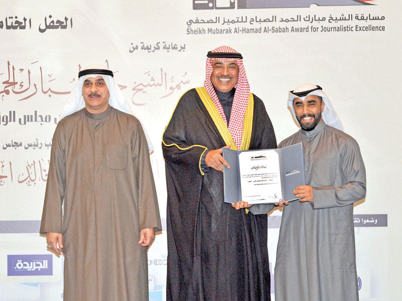 الخالد مكرماً الزميل محمد الجاسم بعد فوزه بجائزة الحوار الصحافي