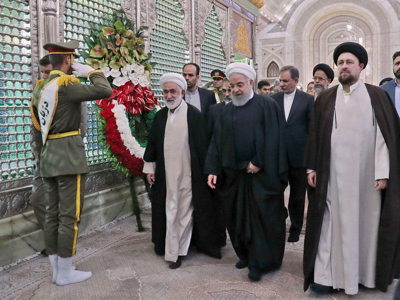 روحاني وإلى جانبه حسن الخميني داخل ضريح الخميني في طهران أمس (أ ف ب)