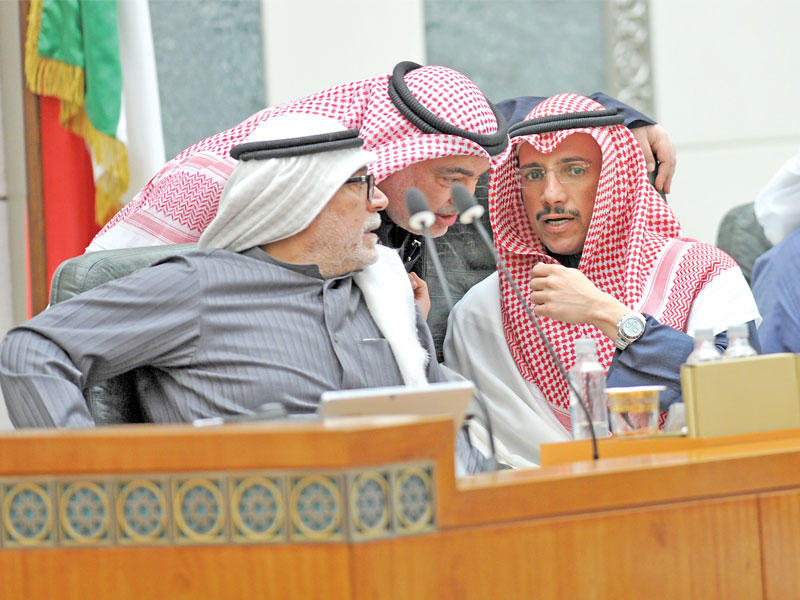 الغانم وخورشيد والصالح ومشاورات على المنصة