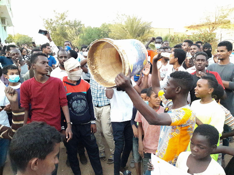 سودانيون يتظاهرون ضد نظام البشير في الخرطوم أمس الأول (أ ف ب)