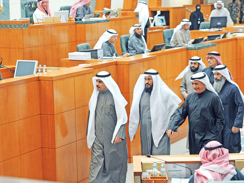 هايف والمطير والمويزري والسويط والمرداس وفهاد خلال انسحابهم من الجلسة أمس