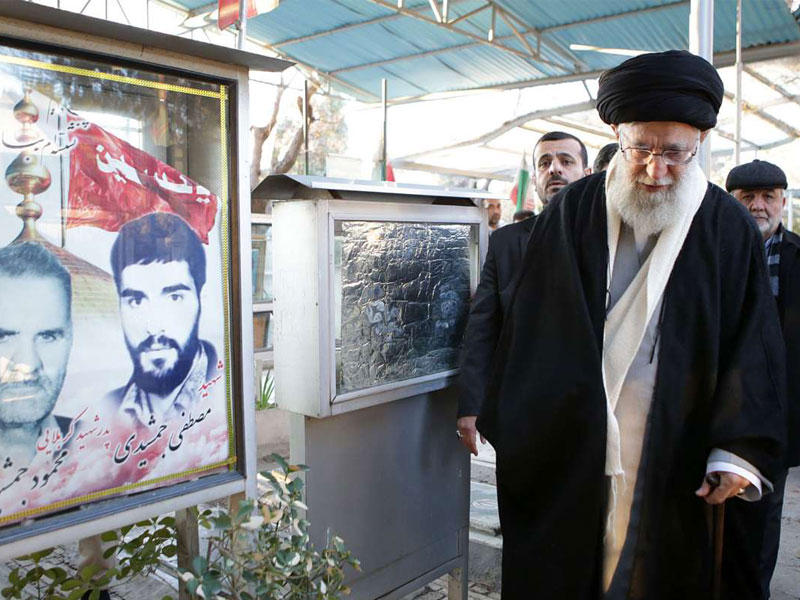 خامنئي يزور قبور ايرانيين قتلوا في سورية أمس (إرنا)