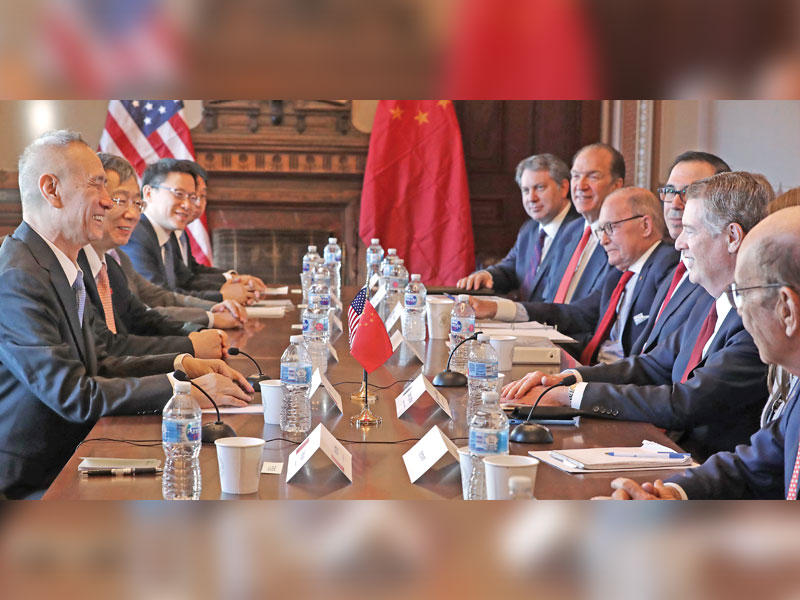 الوفدان الأميركي والصيني خلال محادثات تجارية أمس الأول في واشنطن (أ ف ب)