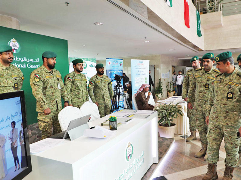 شجاع خلال تفقده ركن «الحرس» المشارك في المعرض