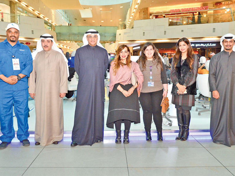 الفليج يتوسط فريق «زين» خلال الفعالية 