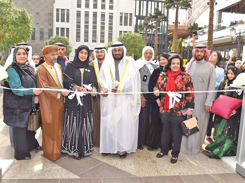 الخراز خلال افتتاح المعرض