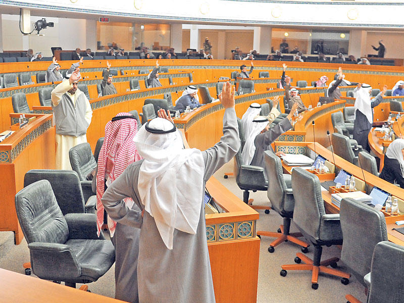 المجلس مصوتاً على أحد القرارات في جلسة أمس (تصوير عبدالله الخلف)