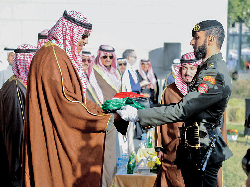 الخالد خلال مراسم رفع العلم في مركز جابر الثقافيn