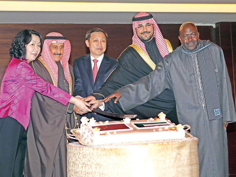 جانب من قطع كيك الاحتفال