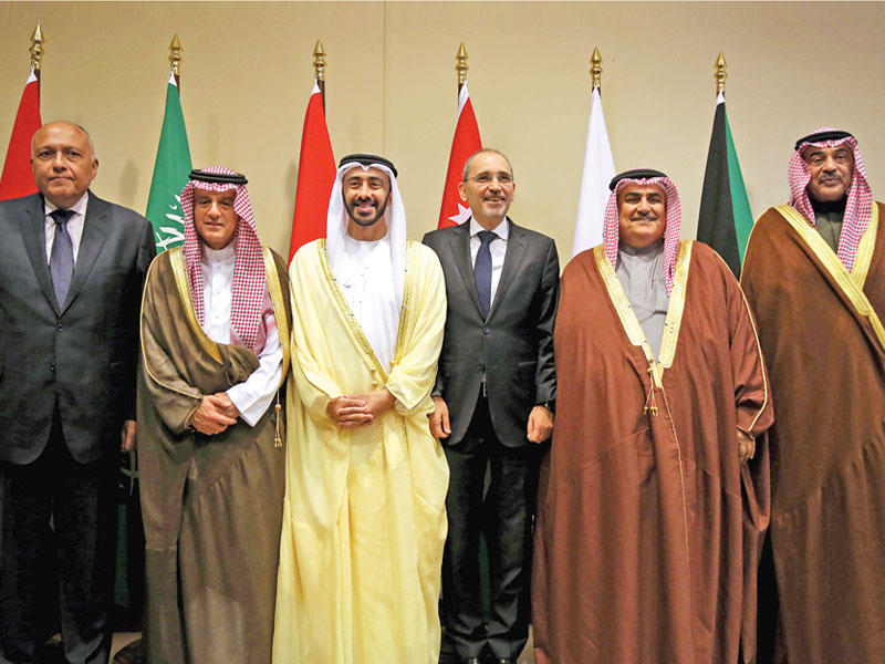 وزراء خارجية الدول الست خلال اجتماعهم بمركز المؤتمرات في البحر الميت أمس (أ ف ب)n