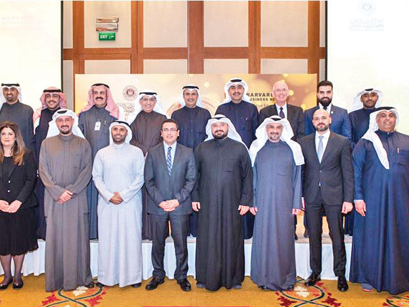 الإدارة التنفيذية في لقطة جماعية مع متدربي برنامج هارفارد