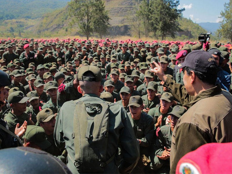 مادورو مشاركاً في تدريبات عسكرية أمس الأول في كراكاس (أ ف ب)