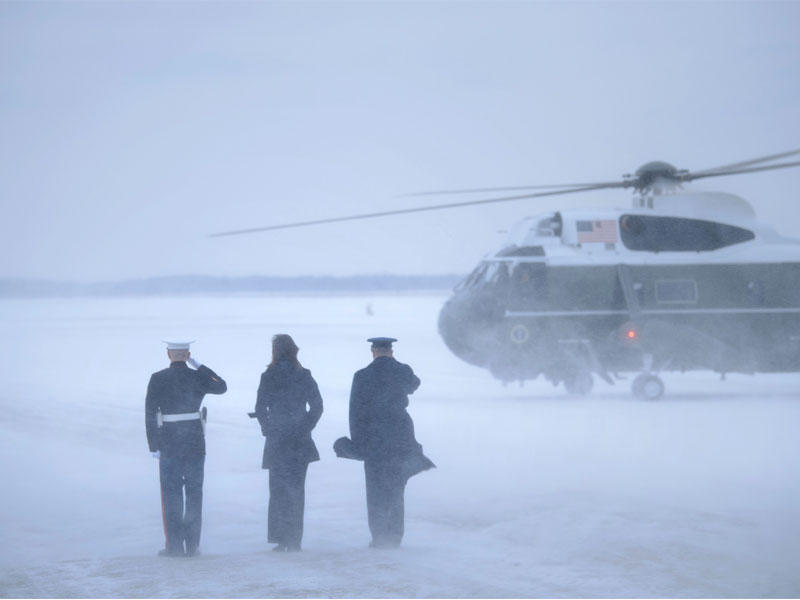 عناصر من «المارينز» يستقبلون ترامب وسط عاصفة ثلجية في قاعدة أندروز الجوية في ماريلاند أمس الأول  (أ ف ب)