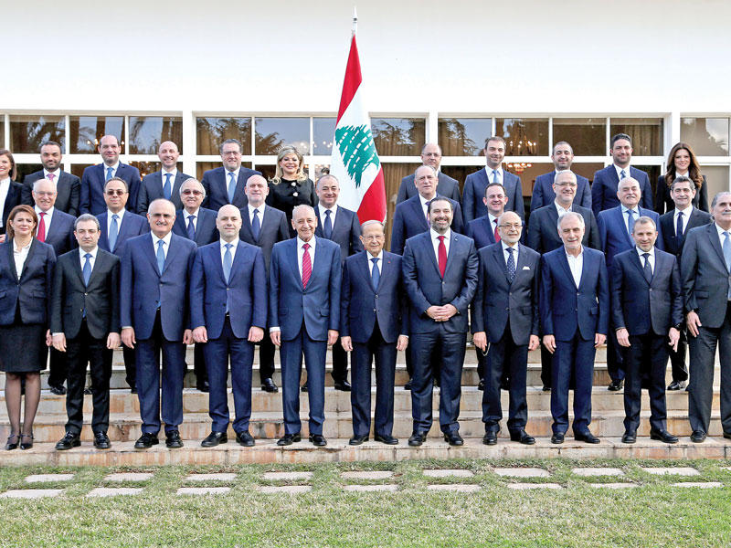 الصورة التذكارية للحكومة اللبنانية الجديدة في القصر الجمهوري أمسt(رويترز)