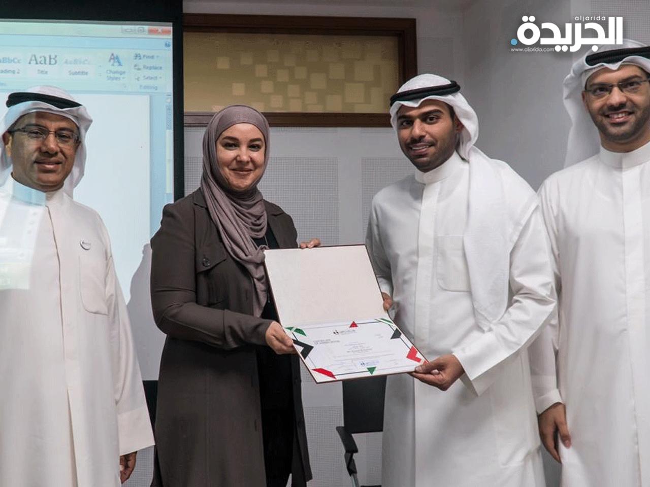 رئيس مجلس الأعمال الكويتي بدبي والإمارات الشمالية لمى بورسلي خلال تكريم رواد الأعمال المشاركين في الجلسة