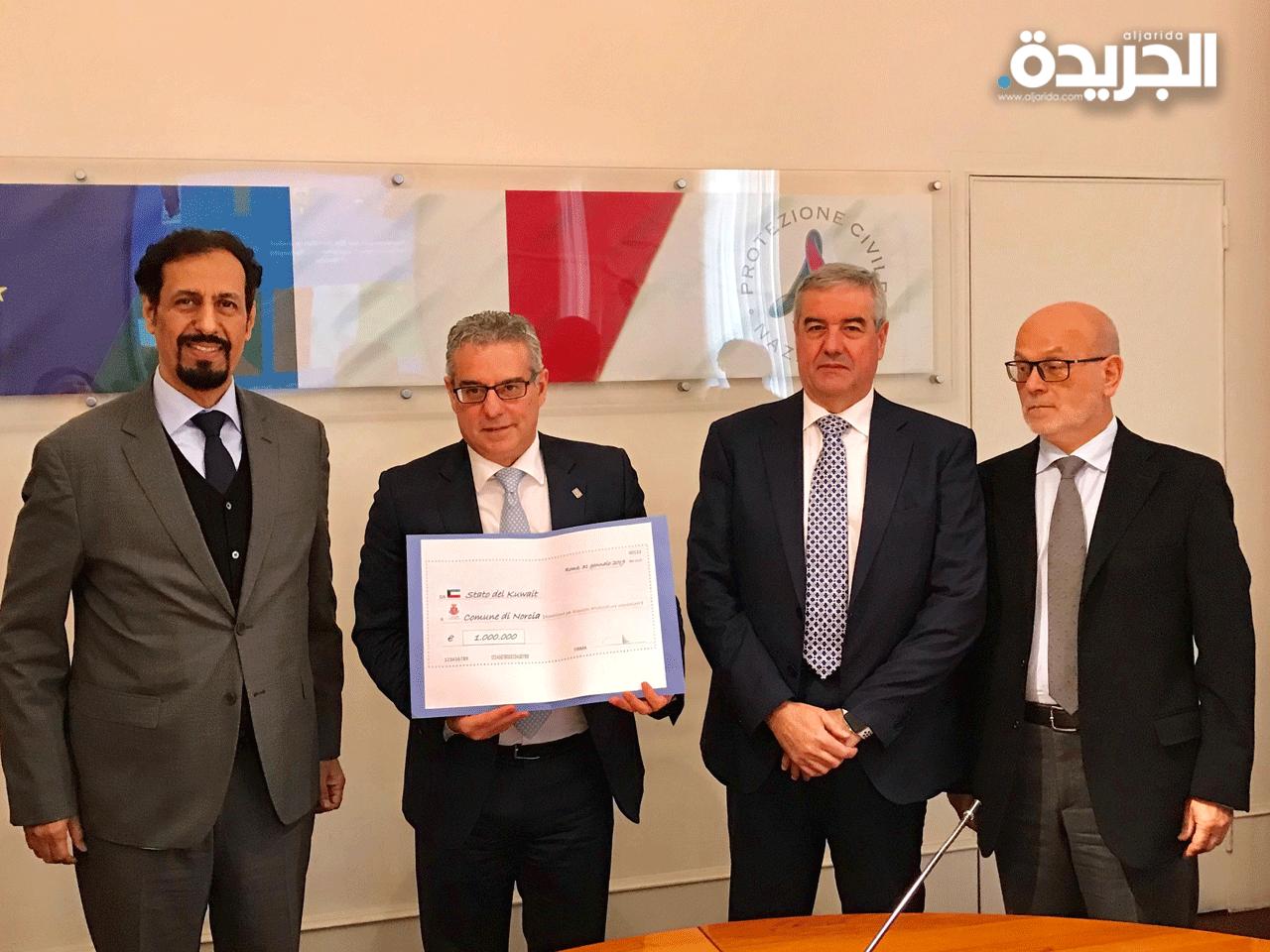 عمدة نورتشا المنكوبة نيكولا أليمانو يتسلم من السفير الخالد صك تبرع الكويت