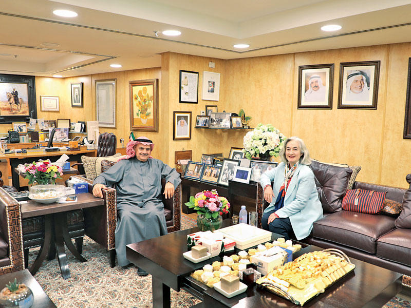 فيصل المطوع مستقبلاً السفيرة الفرنسية