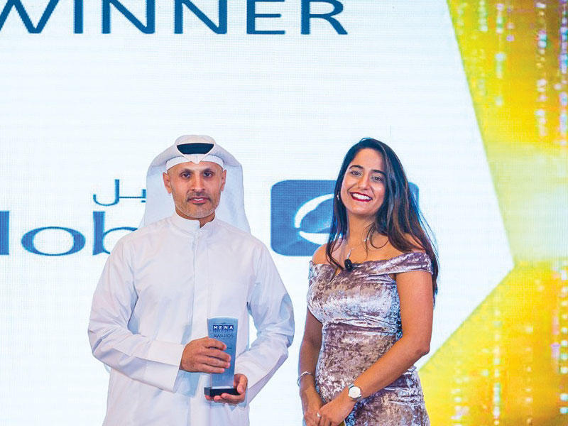 بدر الغانم يتسلم الجائزتين