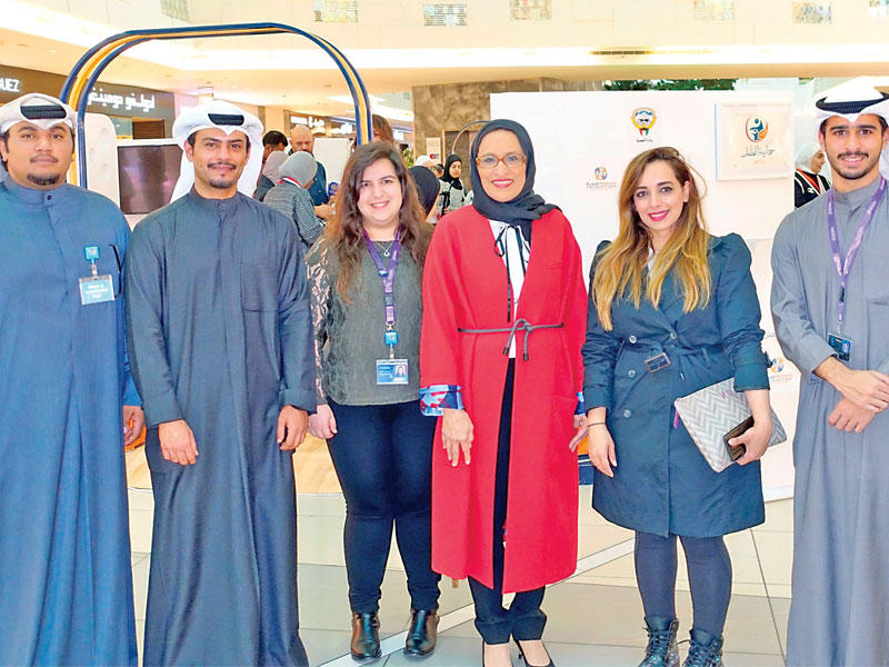 الخواري تتوسط فريق «زين» خلال المعرض 