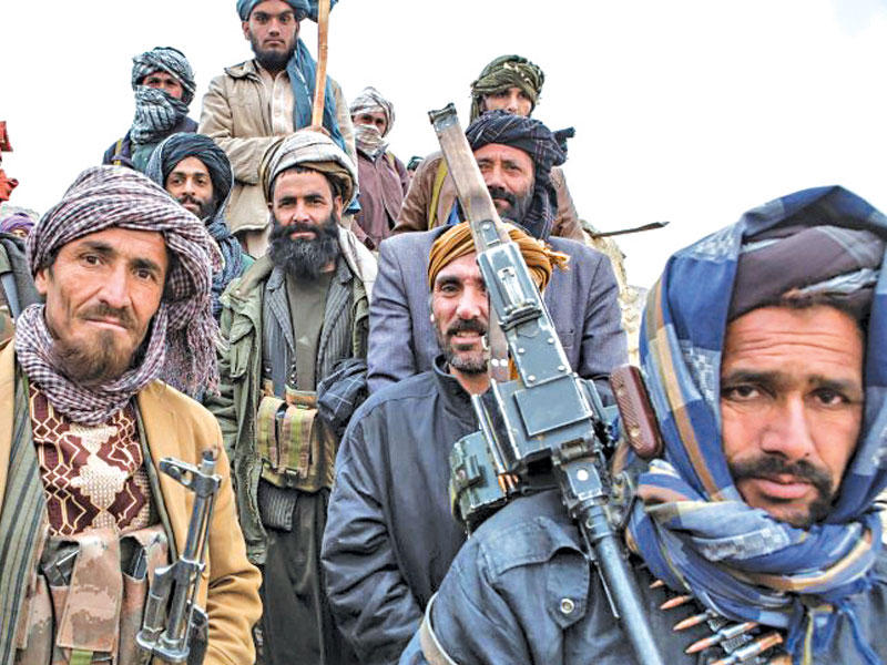 أعضاء من حركة طالبان منتمون إلى مجموعة الملا نيازي في الأراضي التي يسيطرون عليها