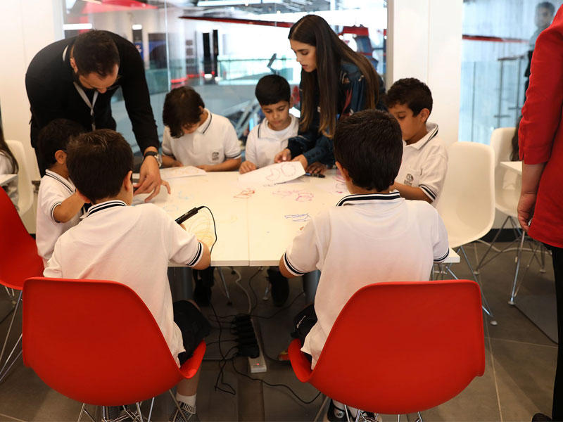 الأطفال أثناء المشاركة في الأنشطة