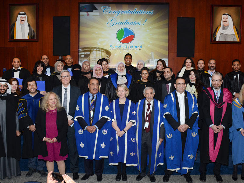 الساير والدويري مع الخريجين (تصوير ميلاد غالي)