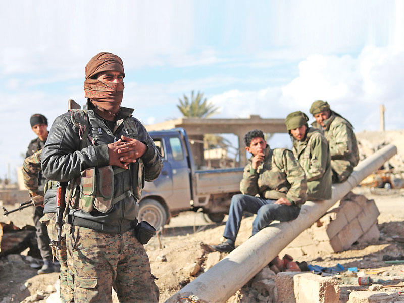 تجمع لمقاتلين أكراد في قرية باغوز فوقاني في ريف دير الزور أمس الأول       (أ ف ب)