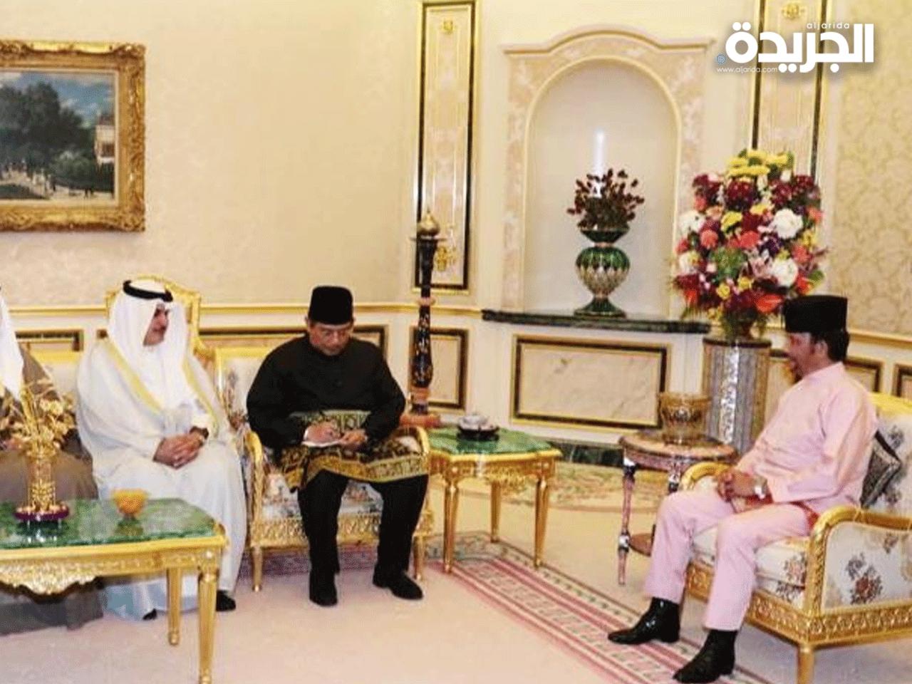 السفير صلاح المطيري و أعضاء البعثة الدبلوماسية أثناء اللقاء مع صاحب الجلالة السلطان حسن البلقية