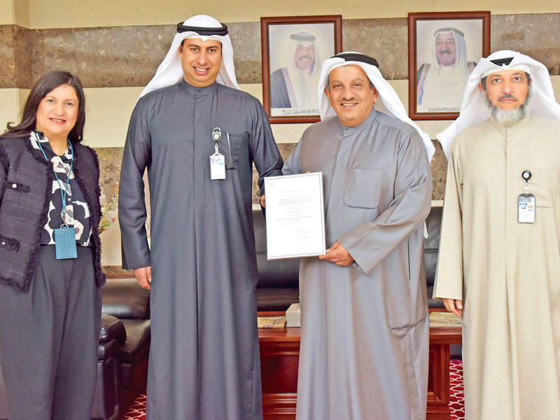 الفرهود يتسلم الجائزة