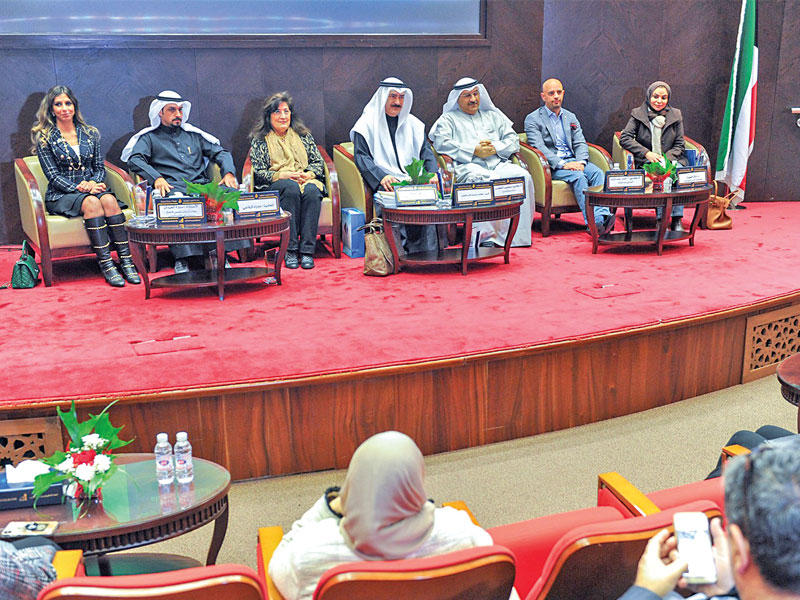 المشاركون في مؤتمر «غاب الكتاب وحضر الآيباد»