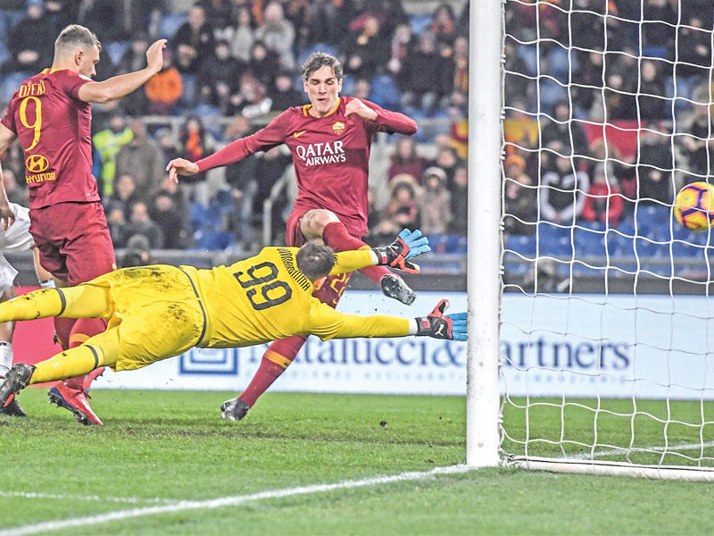 زانيولو نجم روما يحرز هدفه في مرمى ميلان