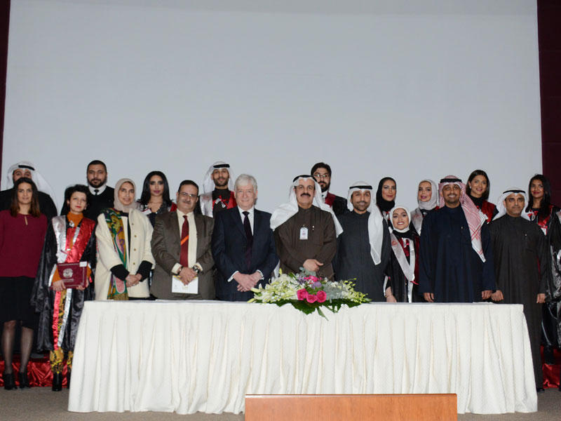 لقطة جماعية مع موظفي «التجاري» خلال الاحتفال