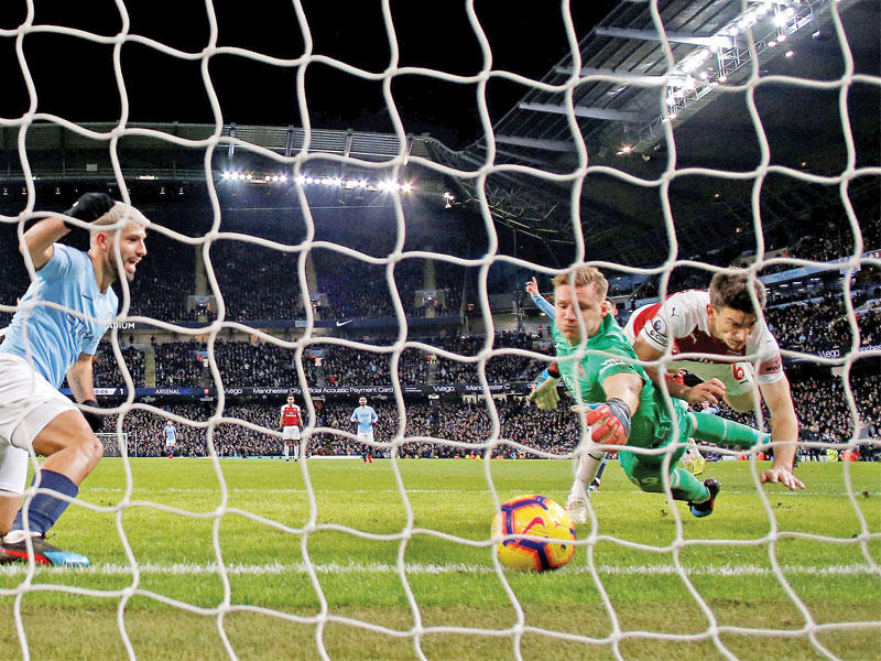 أغويرو نجم مانشستر سيتي يحرز الهدف الثالث في مرمى أرسنال