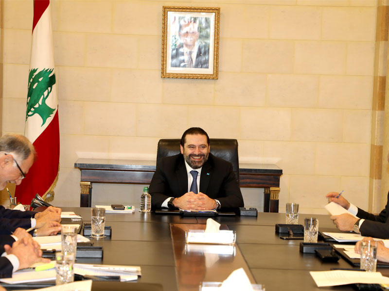 الحريري مترئساً اجتماعاً للجنة صياغة البيان الوزاري في السراي الحكومي أمس (دالاتي ونهرا)