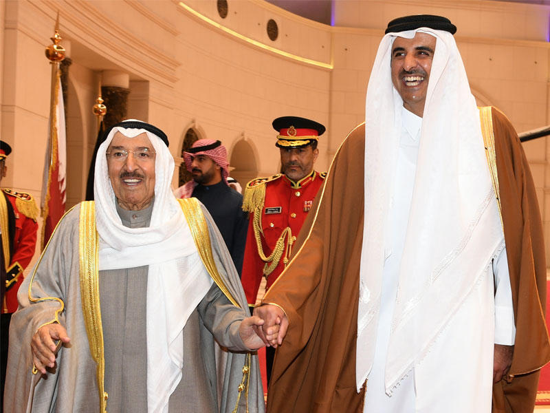 صاحب السمو مستقبلاً أمير قطر لدى وصوله