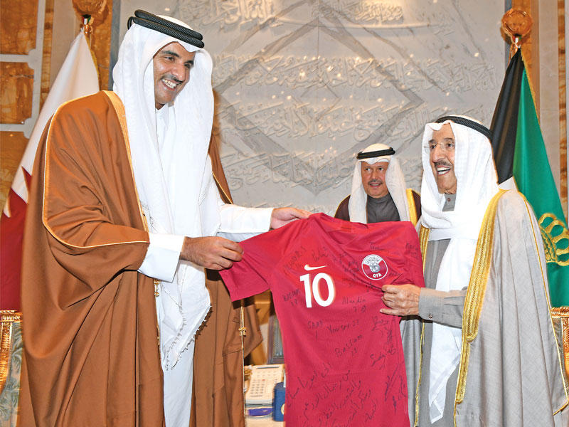 صاحب السمو متسلماً قميص «العنابي» من أمير قطر 