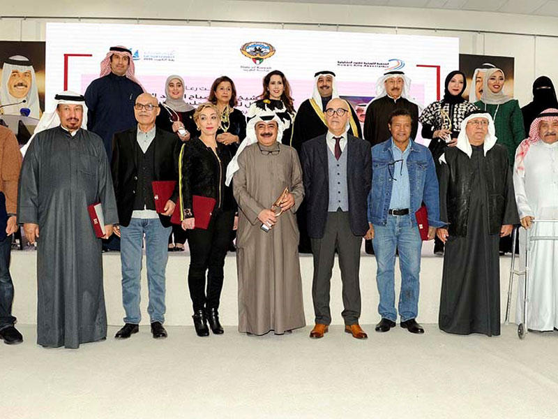 صباح الناصر مع المكرمين ولجنة التحكيم 