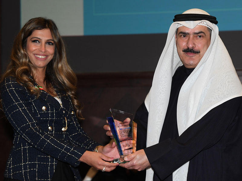 كامل العبدالجليل مكرِّماً الكاتبة منيرة العيدان