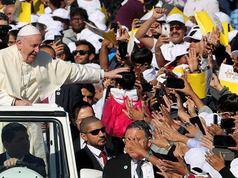 البابا يحيي الحشود في «مدينة زايد الرياضية» بأبوظبي أمس (رويترز)