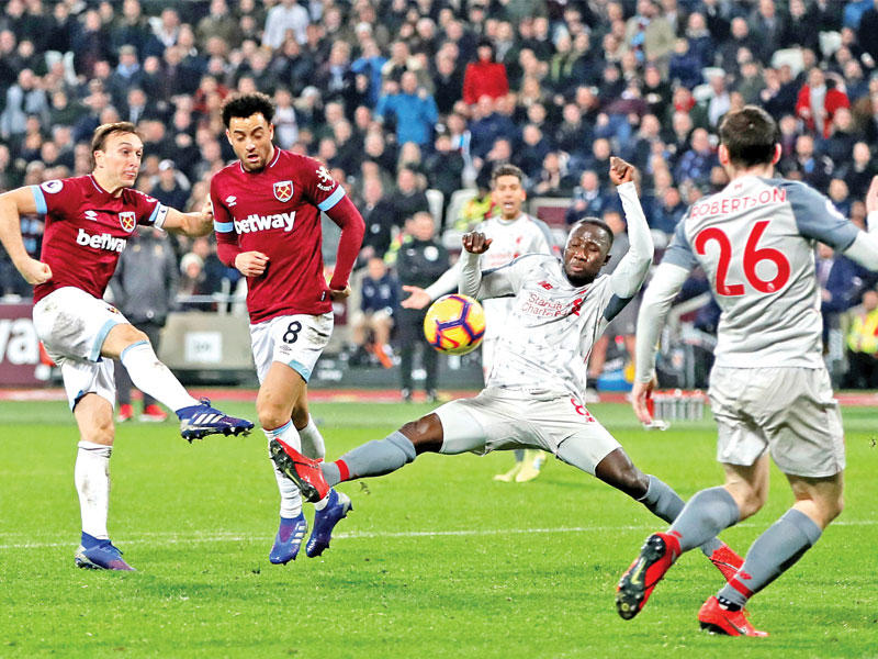 جانب من مباراة وست هام وليفربول