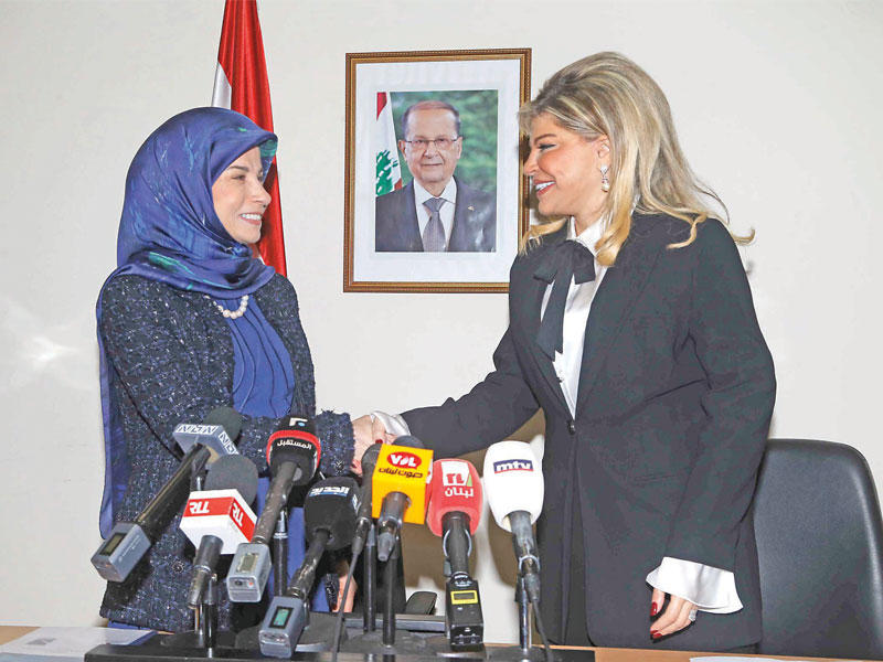 مي الشدياق خلال تسلّمها وزارة الدولة لشؤون التنمية من عناية عز الدين أمس  (دالاتي ونهرا)