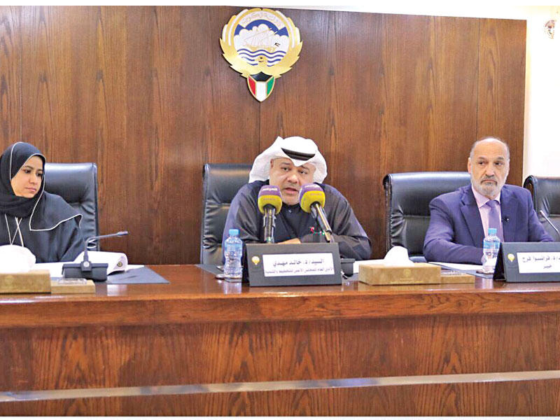 مهدي متحدثاً خلال الاجتماع 