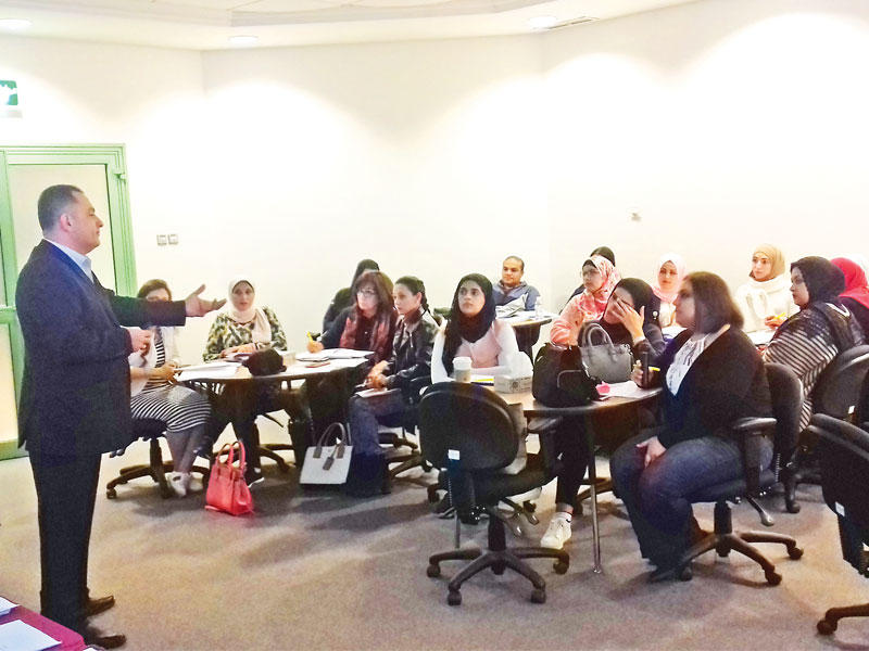 جانب من فعاليات دورة «التوحد»