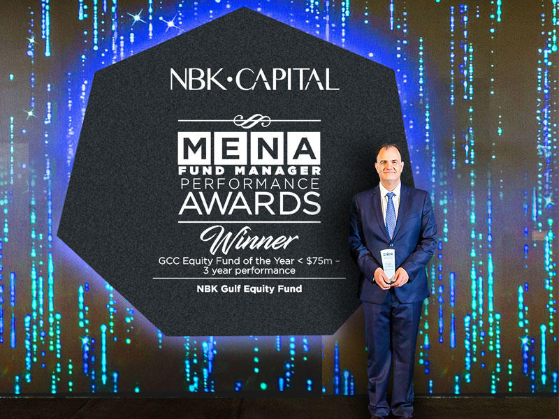 د. حسين شحرور متسلماً الجائزة